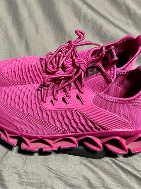 Women’s Athletic Knit Runner in Bright Pink